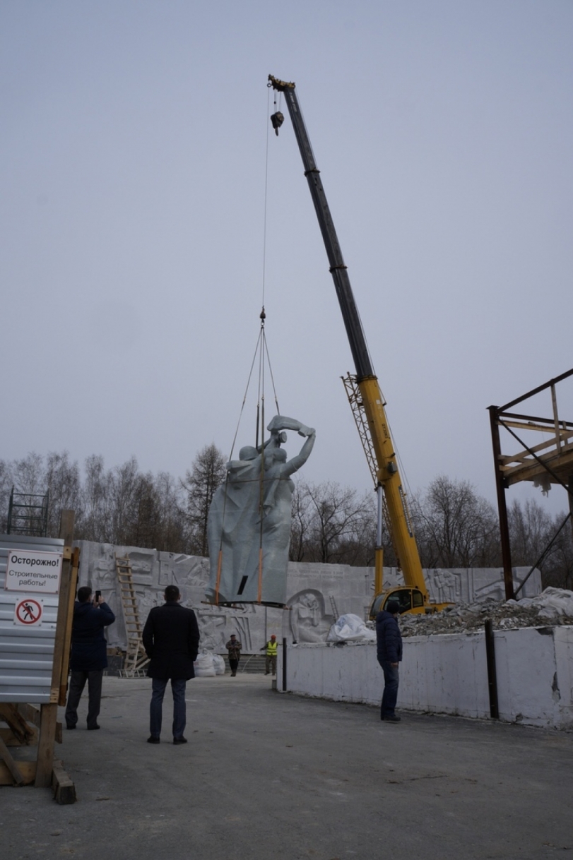 Сайт Березовского - В Парк Победы вернулся главный обелиск мемориала боевой  славы и трудовой доблести березовчан